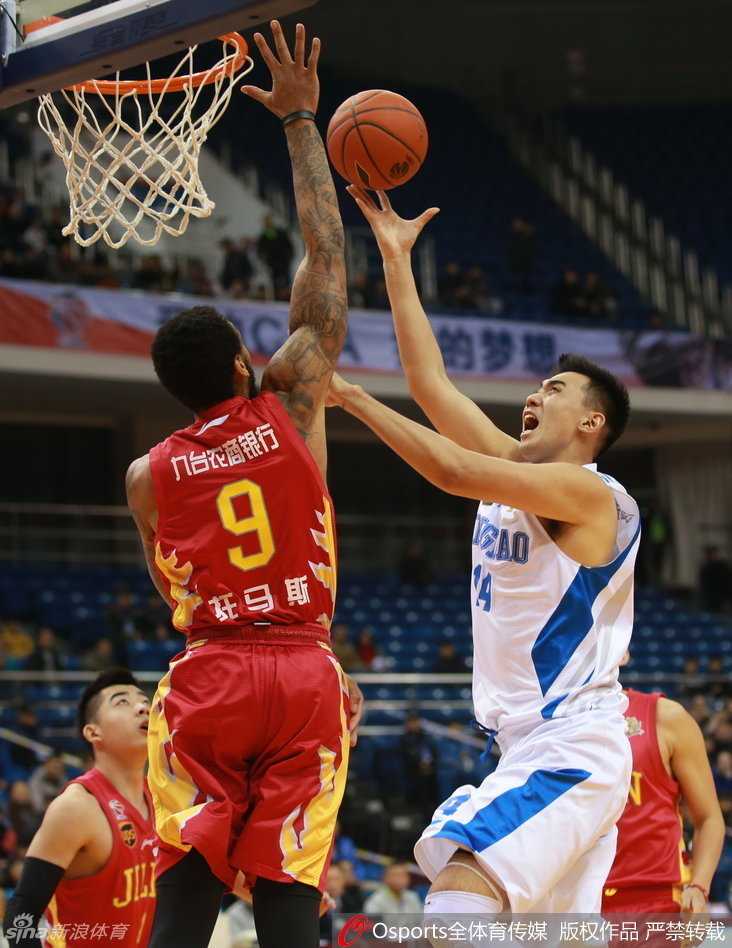 青岛队球员在外线果断出手三分，篮球划过一道完美弧线直钻网窝