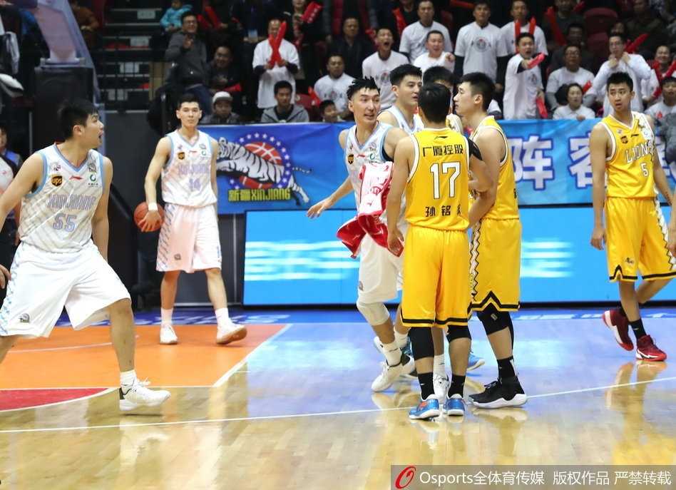 冲突现场一片混乱，多名球员和裁判奋力将情绪激动的孙铭徽与亚当斯隔开，防止事态进一步升级