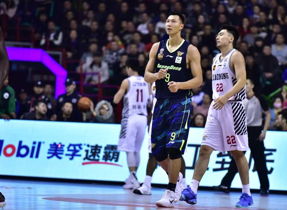 CBA辽粤大战经典一役:辽宁加时苦战险胜广东 刘志轩在广东队严密防守下出手三分,皮球空心入网,他是本场辽宁逆转的头号功臣