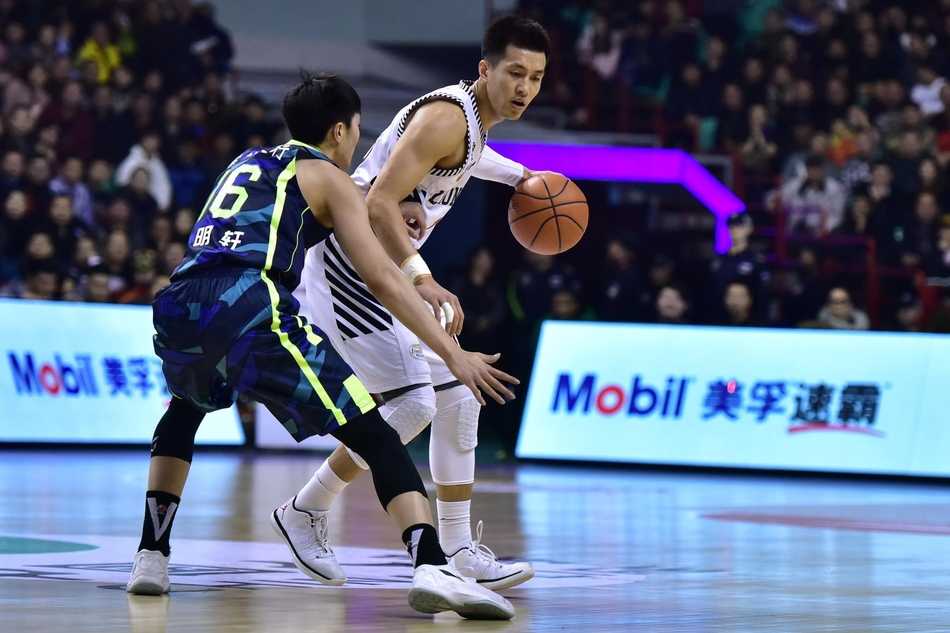 CBA辽粤大战经典一役:辽宁加时苦战险胜广东 广东队核心易建联在多人包夹下拼抢篮板,全场他砍下大号两双,展现了顶级内线的实力