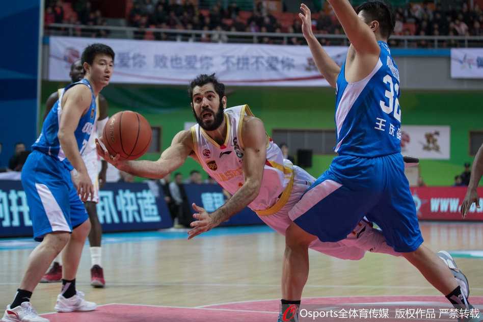 Cba激战第十七轮 青岛单外援逆袭同曦止连败 青岛队外援吉布森在南京同曦队球员的严密防守下,依然自信出手,篮球在空中划出一道美丽的弧线。