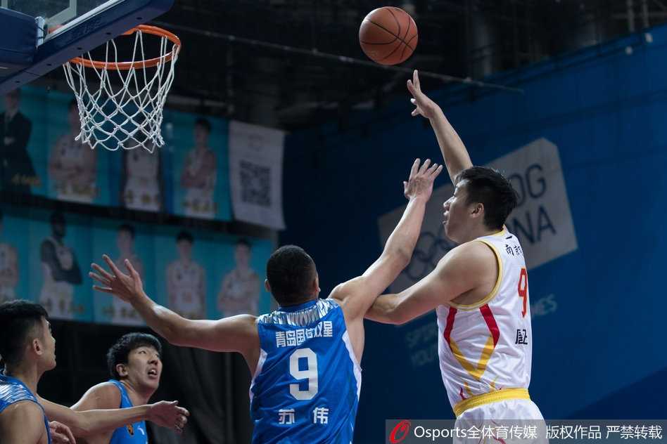 Cba激战第十七轮 青岛单外援逆袭同曦止连败 青岛队的内线悍将苏伟在对手的包围中高高跃起,奋力拼抢下前场篮板,他的强硬表现为球队赢得了宝贵的二次进攻机会。