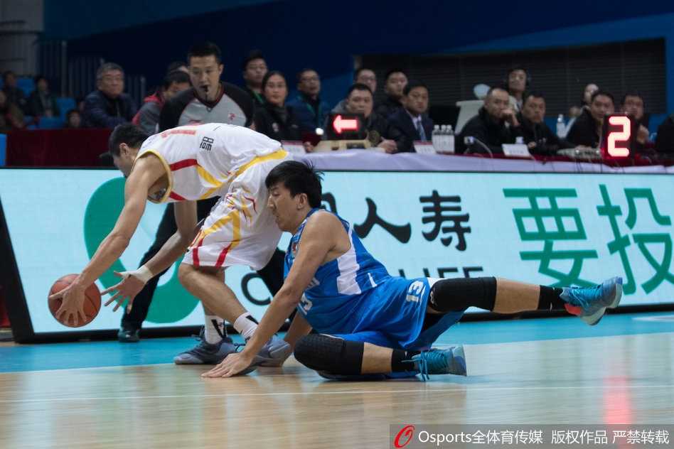 Cba激战第十七轮 青岛单外援逆袭同曦止连败 青岛队的宗赞在对方内线高高跃起,单手将球补进篮筐,这精彩的一幕点燃了替补席的激情,队员们纷纷起身为他欢呼。