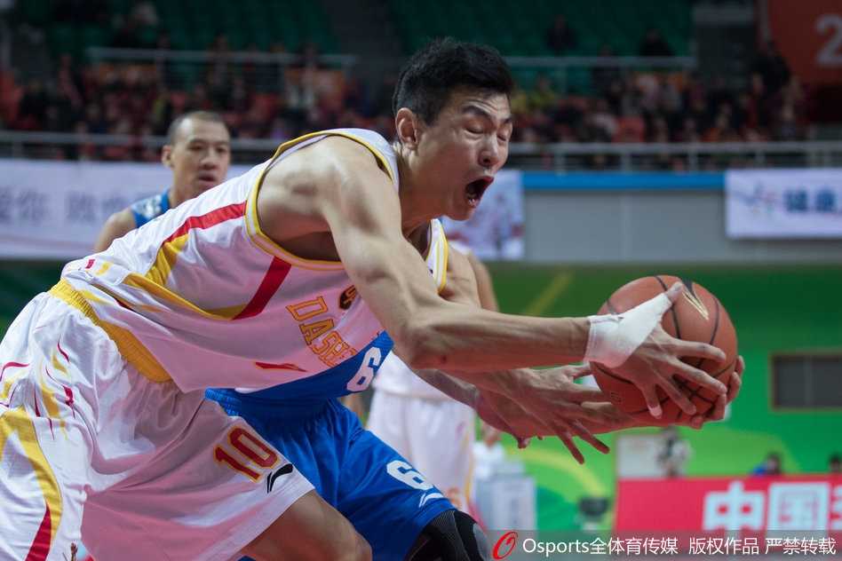 Cba激战第十七轮 青岛单外援逆袭同曦止连败 南京同曦队的巴赫拉米持球突破,青岛队防守球员寸步不离,紧紧贴防,这场面正是整场比赛高强度对抗的一个缩影。