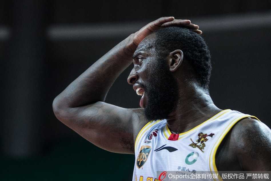 Cba激战第十七轮 青岛单外援逆袭同曦止连败 赛后,获胜的青岛队球员们难掩兴奋之情,他们围在一起,握紧双拳,共同庆祝这场来之不易的客场胜利,笑容绽放在每个人脸上。