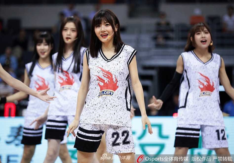 GNZ48助阵广东宏远豪取六连胜,青春风暴燃爆东莞篮球中心 GNZ48多位成员在场地中央围成一圈,她们将手中的篮球高高抛起,脸上洋溢着自信而灿烂的笑容,展现了少女偶像的无限活力。