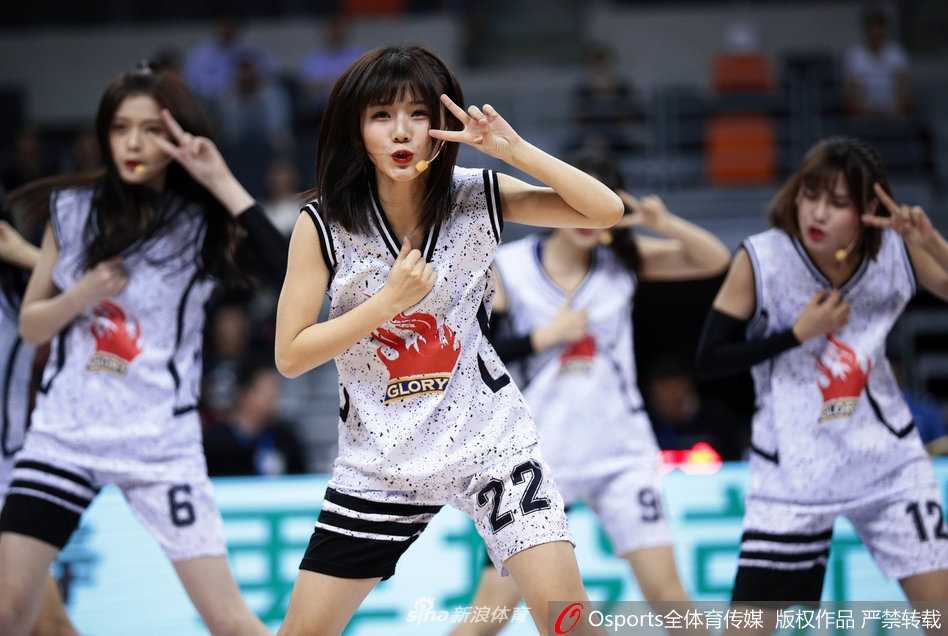 GNZ48助阵广东宏远豪取六连胜,青春风暴燃爆东莞篮球中心 GNZ48全体助阵成员在宏远主场的大背景下合影,她们手牵手向观众致意,青春无敌的气息扑面而来,记录下这场跨界合作的珍贵瞬间。