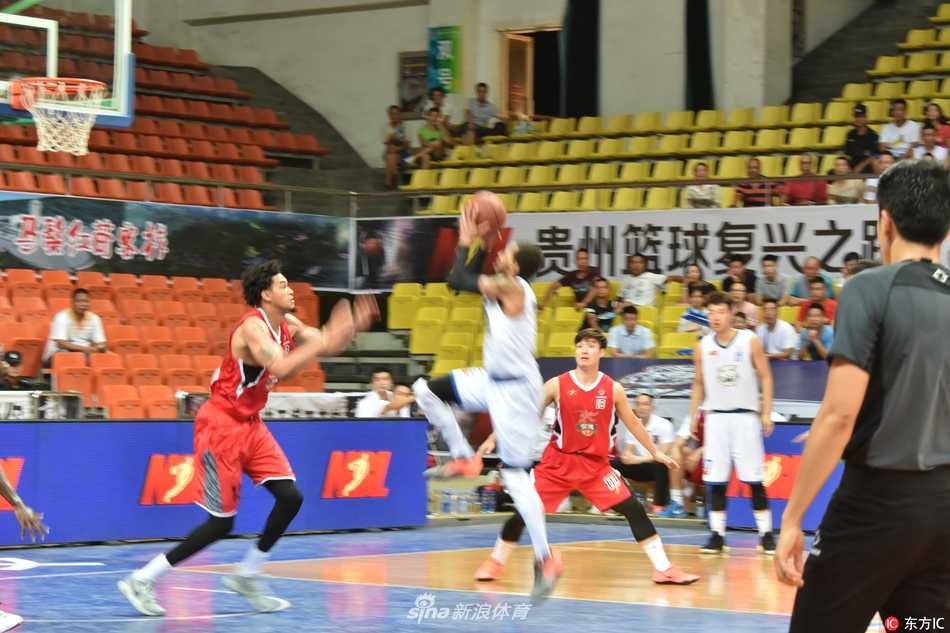 NBL季后赛揭幕战安徽文一反客为主 狂下三分雨大胜贵州森航 韩德龙出手三分后眼神坚定地目送篮球划出完美弧线,他的火热手感让整个遵义主场陷入沉寂。