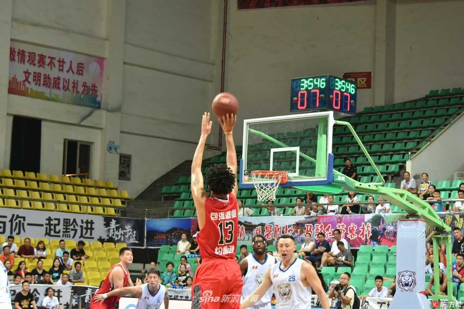 NBL季后赛揭幕战安徽文一反客为主 狂下三分雨大胜贵州森航 安徽文一队球员在遵义客场高高跃起,以一记势大力沉的单手劈扣点燃替补席,篮筐仿佛都在颤抖。