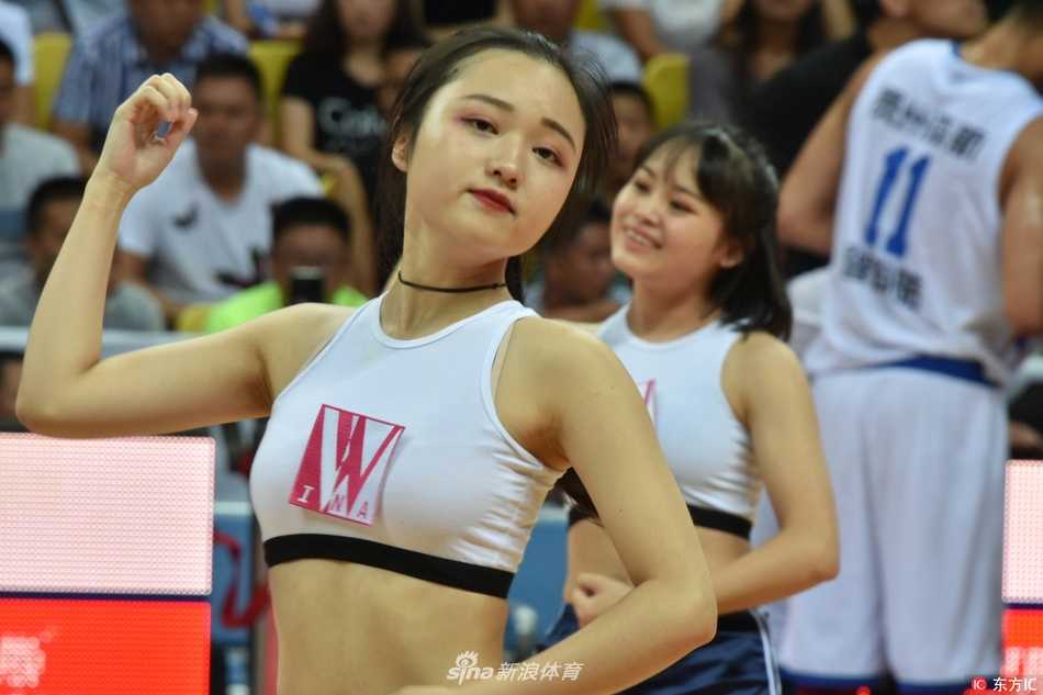 NBL季后赛揭幕战安徽文一反客为主 狂下三分雨大胜贵州森航 贵州森航外援莱昂斯面对严密防守,如陀螺般转身摆脱,在身体失衡前奋力将球抛向篮筐。