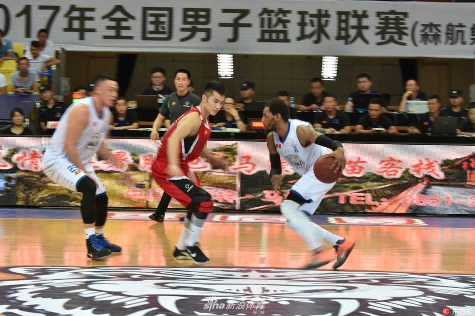 NBL季后赛揭幕战安徽文一反客为主 狂下三分雨大胜贵州森航 克里斯·约翰逊在三人合围中强硬摘下前场篮板,肌肉碰撞的激烈程度仿佛火星撞地球。