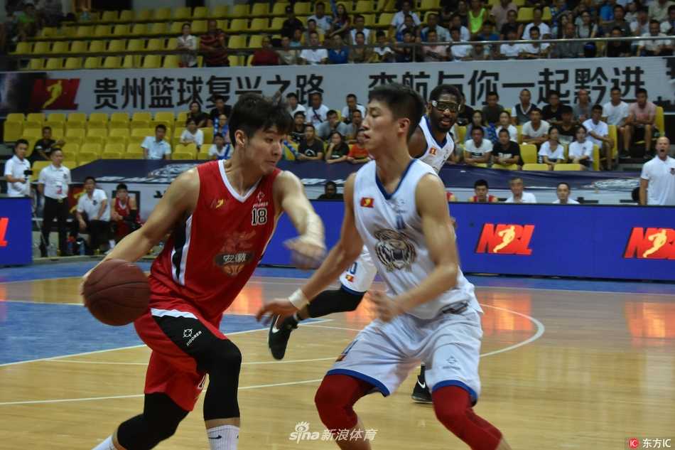 NBL季后赛揭幕战安徽文一反客为主 狂下三分雨大胜贵州森航 赛后安徽文一球员们围成一圈激情怒吼,与背景中失落离场的贵州球迷形成鲜明对比。