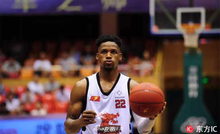 比赛结束的瞬间，安徽文一的球员们激动地拥抱在一起，将完成绝杀的吉布森围在中央，场内的欢呼声震耳欲聋，他们共同庆祝这场来之不易的奇迹般胜利。