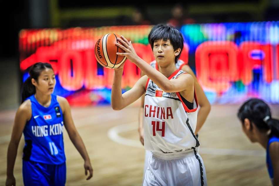 小个后卫周静外线自信出手三分，皮球在空中划出优美弧线。