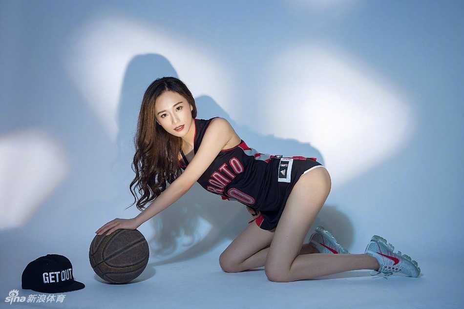 一位身材曼妙的UFC举牌女郎选拔赛选手，身穿紧身球衣回眸一笑，健康的小麦色肌肤与自信眼神散发出火辣的青春气息