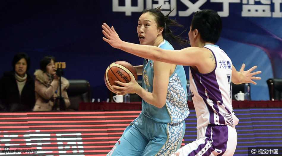 上海队外线球员如猎豹般压低重心，对北京队持球核心实施窒息式的贴身紧逼，双手张开犹如一张无形的大网