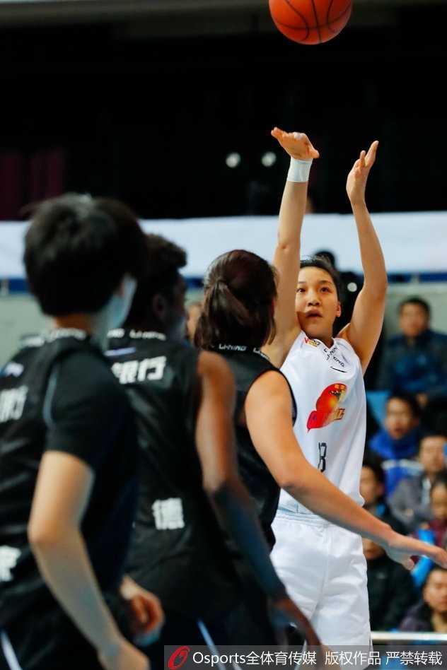 北京队核心邵婷在浙江队的严密包夹下，依然坚定地持球突破，眼神中透露出不服输的斗志。