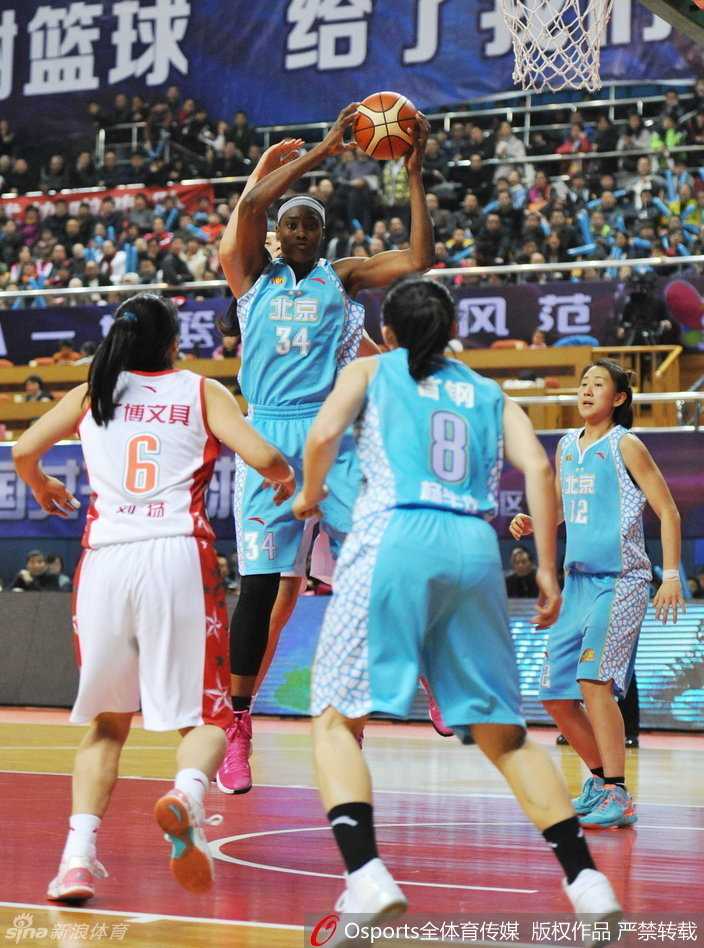 八一老将陈楠在篮下卡位要球，尽管上场时间有限，但她每一次触球都承载着年轻队员的期望与信念。