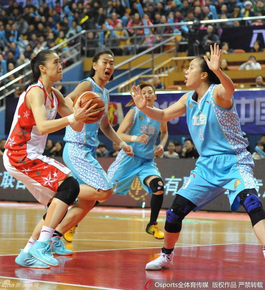 国手邵婷持球快速反击，她犹如一把尖刀刺穿八一队的防线，眼神中透露出必胜的决心与灵动。