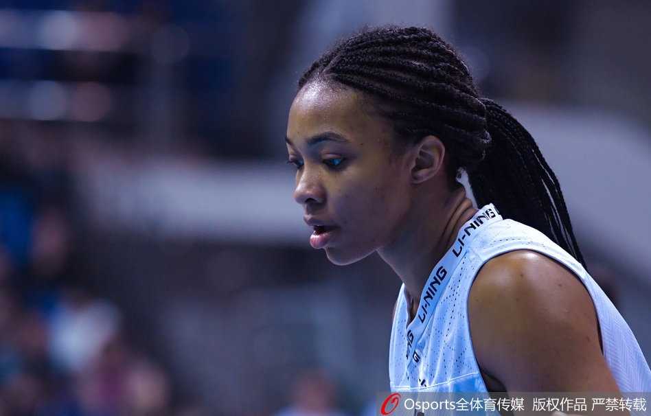 广东队球员沈怡在外线觅得良机，她接队友传球后毫不犹豫，出手三分，篮球划出一道完美的弧线直奔篮筐。