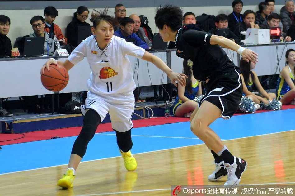 北京队老将张帆在球队陷入得分荒时，持球强行突破广东队的三人合围，试图用个人能力为球队打破僵局。