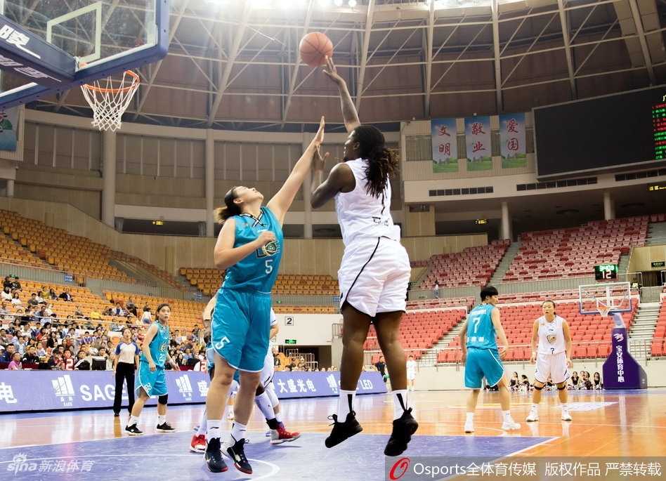 赛后，大庆队球员们围成一圈，互相击掌鼓励，庆祝这场来之不易的客场胜利，脸上洋溢着喜悦的笑容。