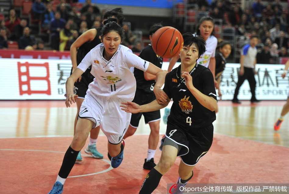 WCBA联赛第二十轮八一主场惜败浙江,露雯张丽婷拼尽全力难救主 八一队中锋张丽婷在浙江队多人包夹下高高跃起,强势摘下前场篮板,她的指尖仿佛充满了力量,展现了内线霸主的统治力