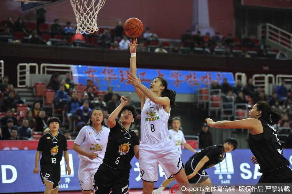 WCBA联赛第二十轮八一主场惜败浙江,露雯张丽婷拼尽全力难救主 八一女篮队员露雯在对手的严密防守下强行突破,眼神中透露出必胜的决心与坚韧,球场上的汗水清晰可见