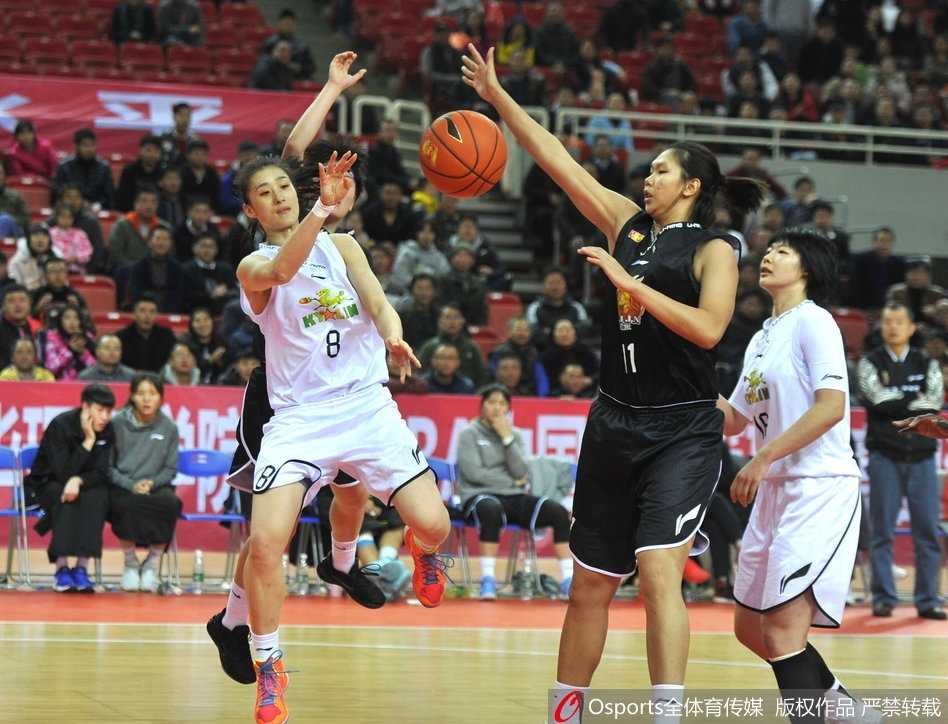 WCBA联赛第二十轮八一主场惜败浙江,露雯张丽婷拼尽全力难救主 浙江女篮球员在一次快攻中轻盈上篮,身体在空中舒展如燕,场边的教练紧张地注视着这一刻,气氛凝固到了极点