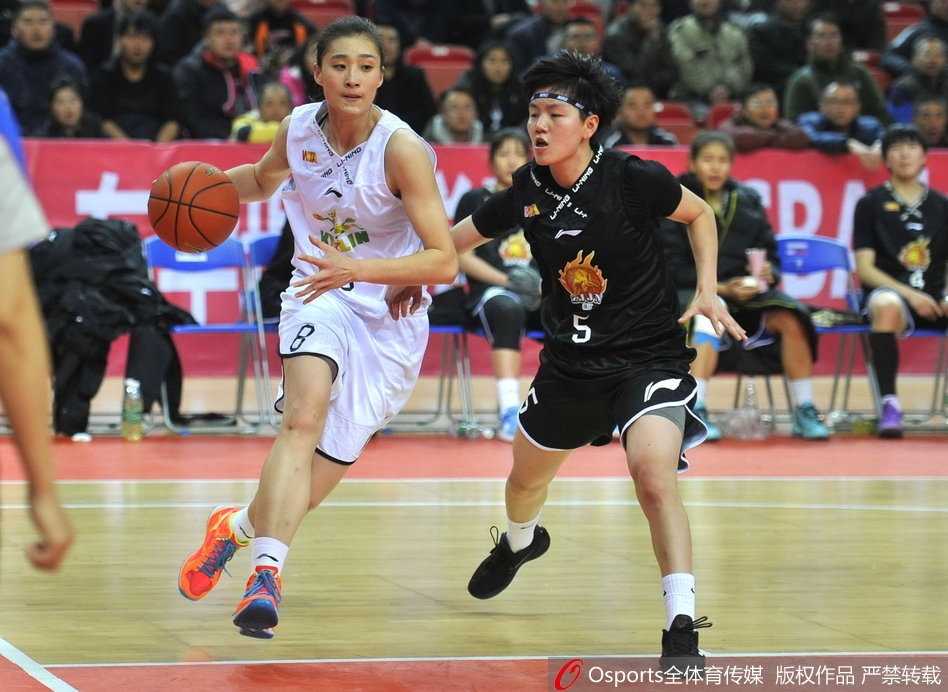 WCBA联赛第二十轮八一主场惜败浙江,露雯张丽婷拼尽全力难救主 赛后,八一女篮球员们神情落寞地走向替补席,汗水湿透了球衣,这场惜败让姑娘们充满了不甘与遗憾,但现场的球迷依然给予她们鼓励的掌声