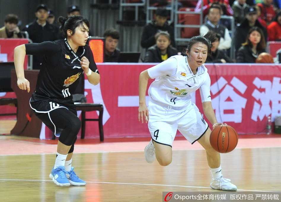 WCBA联赛第二十轮八一主场惜败浙江,露雯张丽婷拼尽全力难救主 八一队主教练马跃南在场边大声指挥,他手势坚定有力,试图通过战术布置来扭转场上胶着的局势,身后的助教也神情凝重