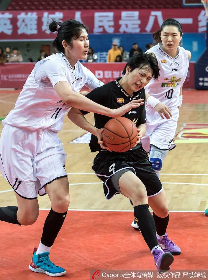 WCBA联赛第二十轮八一主场惜败浙江,露雯张丽婷拼尽全力难救主 浙江女篮球员在比赛关键时刻稳稳罚球命中,坚定的眼神和标准的投篮姿势帮助球队锁定了胜局,成为本场比赛的英雄