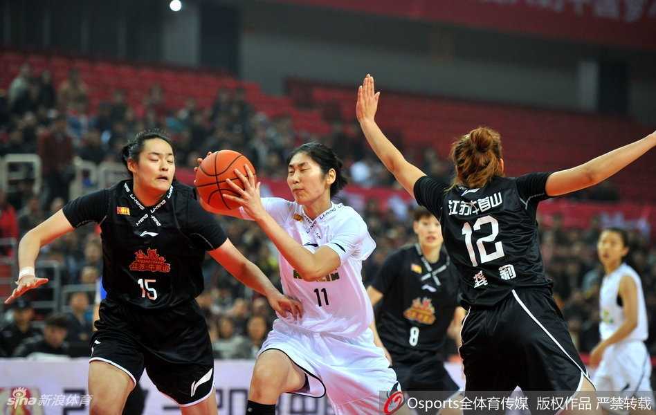 WCBA联赛第八轮激战 江苏女篮客场力擒八一 江苏女篮后卫如闪电般突破八一防线,轻盈挑篮瞬间,身形舒展如燕
