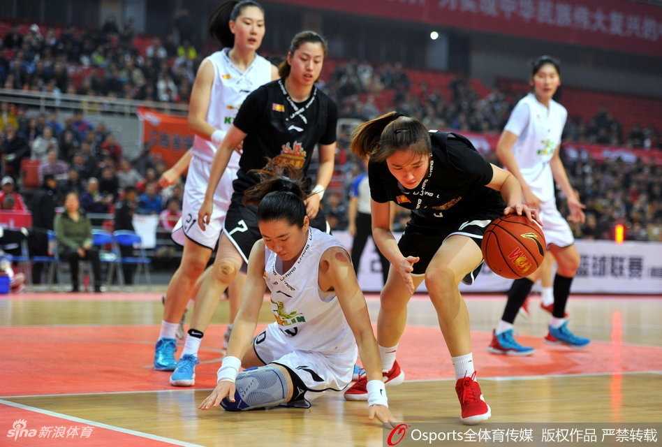 WCBA联赛第八轮激战 江苏女篮客场力擒八一 八一队当家球星突破重围强行上篮,身体在空中对抗后失去平衡,依然奋力将球抛出