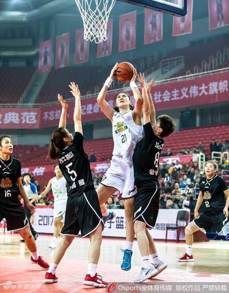 WCBA联赛第八轮激战 江苏女篮客场力擒八一 江苏女篮主教练在场边激情指挥,双手挥舞,神情专注地传达战术指令