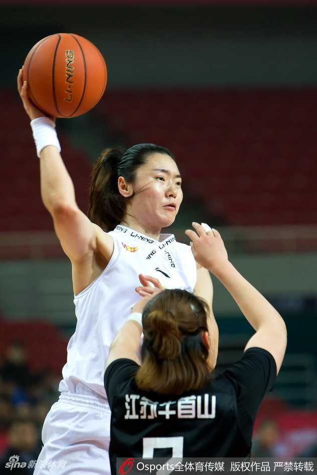 WCBA联赛第八轮激战 江苏女篮客场力擒八一 八一女篮年轻小将毫不畏惧,面对身高臂长的防守者干拔跳投,皮球划出美妙弧线