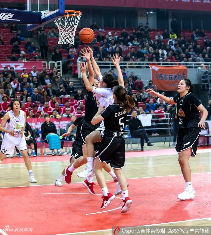 WCBA联赛第八轮激战 江苏女篮客场力擒八一 赛后双方球员友好致意,汗水浸透球衣,脸上洋溢着对比赛的尊重与享受