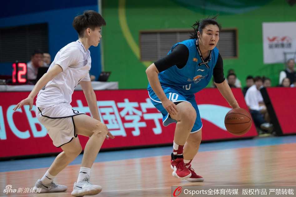 WCBA联赛第十一轮:江苏主场大胜辽宁,豪取四连胜 金维娜高高跃起,在对手头顶抢下关键篮板,落地瞬间紧紧将球抱在怀中,脸上写满了拼劲与决心