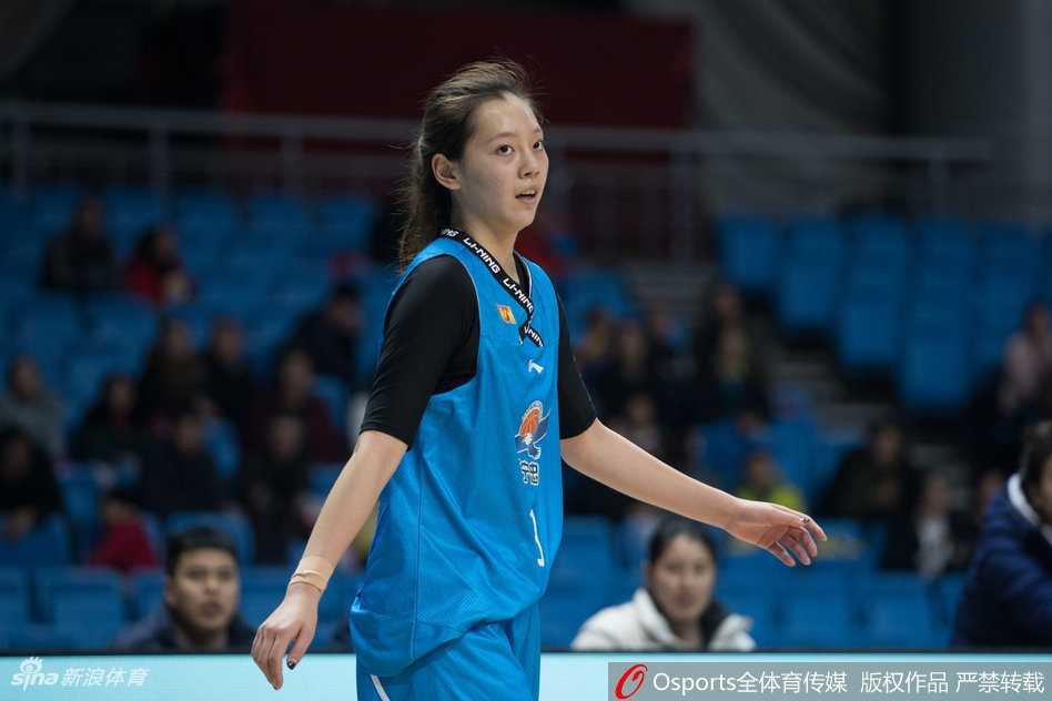 WCBA联赛第十一轮:江苏主场大胜辽宁,豪取四连胜 辽宁队外援威廉姆斯在三人合围下强行起跳投篮,肌肉线条分明,展现出极强的力量和对抗性