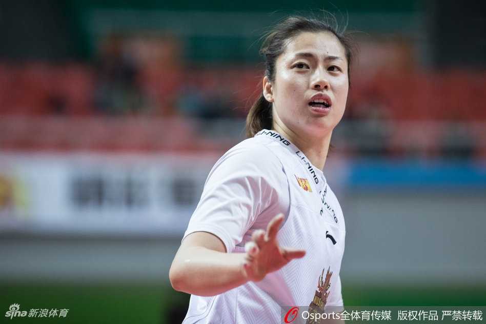 WCBA联赛第十一轮:江苏主场大胜辽宁,豪取四连胜 姜佳音在快攻中接球后顺势起跳,空中姿态舒展,手腕轻柔一抖,篮球划出美妙弧线飞向篮筐