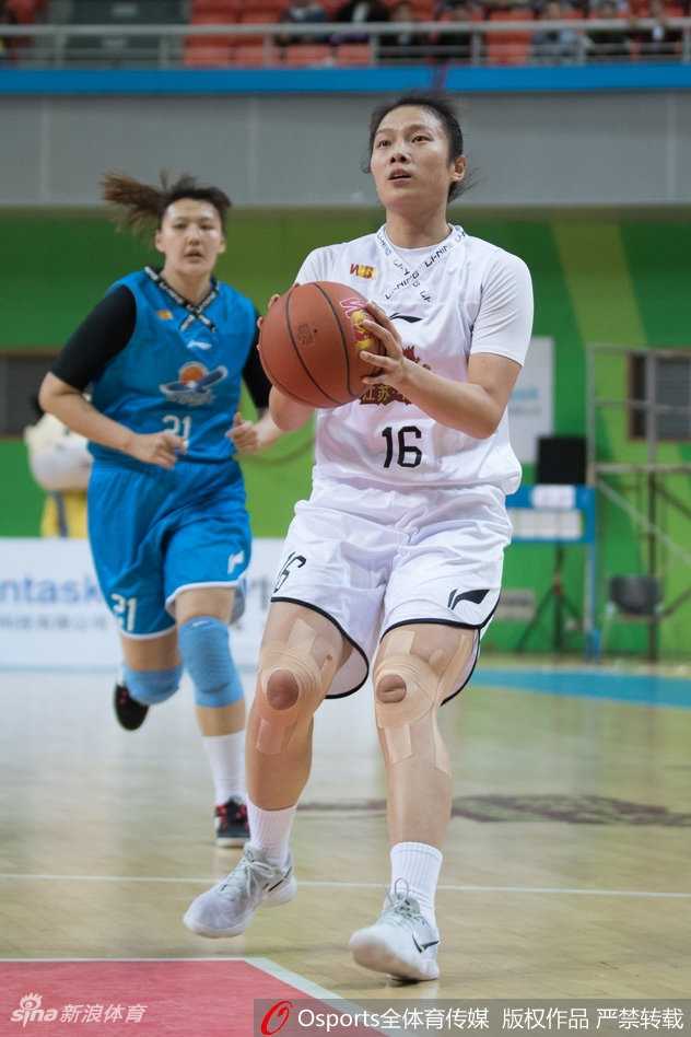 WCBA联赛第十一轮:江苏主场大胜辽宁,豪取四连胜 江苏队核心球员陈晓佳在辽宁队严密防守下,犹如灵猫般变向运球突破,眼神专注而坚定