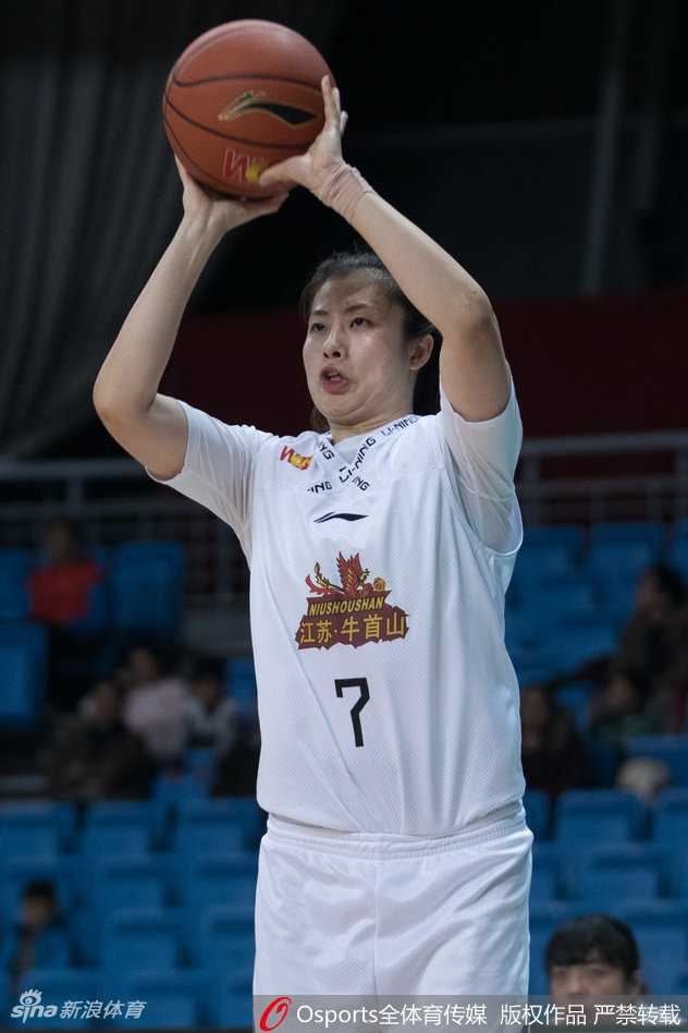 WCBA联赛第十一轮:江苏主场大胜辽宁,豪取四连胜 场边江苏队主教练神情专注地对着场上队员大声呼喊布置战术,手势坚定有力,充满指挥若定的大将风范