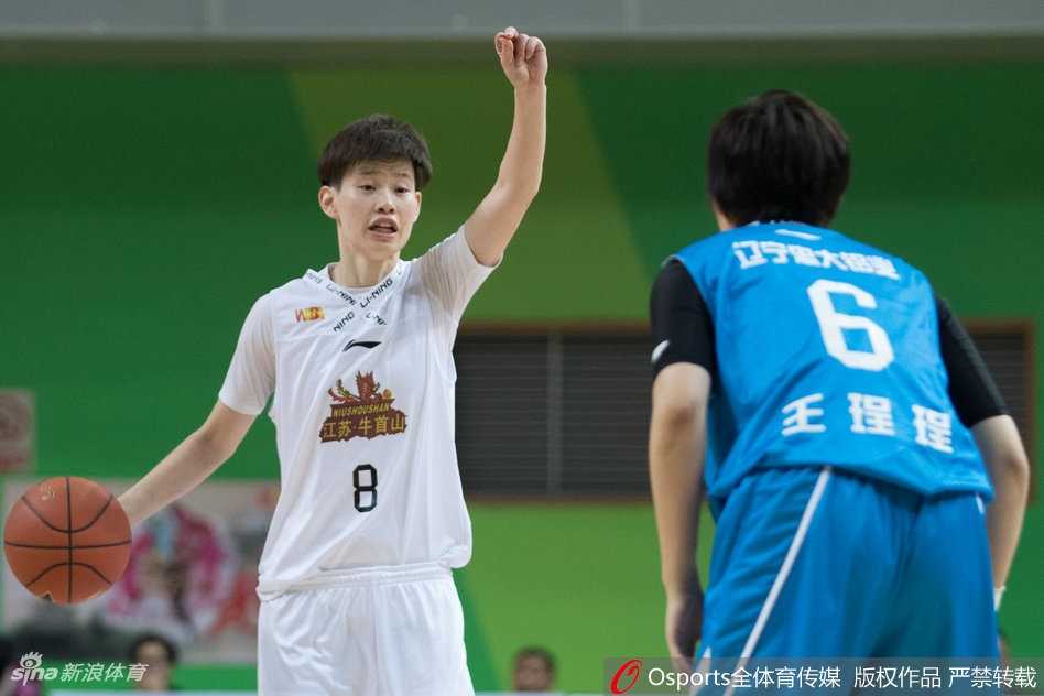 WCBA联赛第十一轮:江苏主场大胜辽宁,豪取四连胜 赛后江苏队球员们围成一圈,互相击掌鼓励,脸上洋溢着胜利后的喜悦笑容,团队氛围热烈而团结