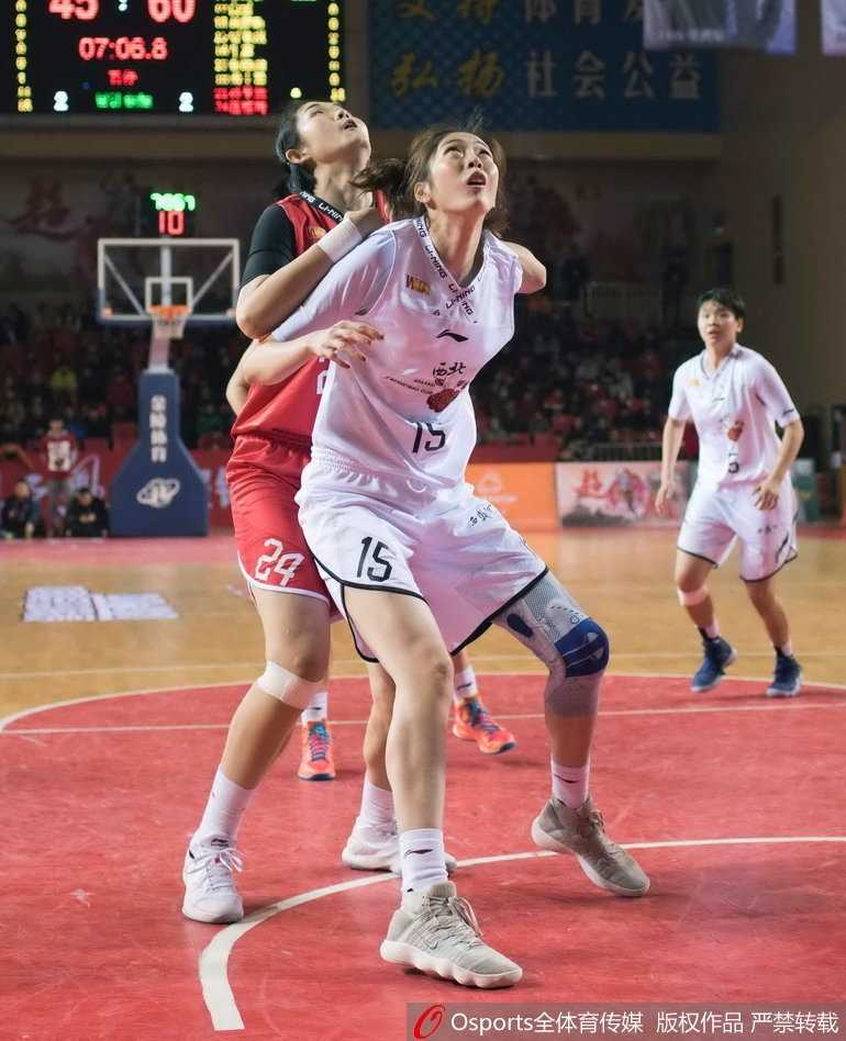 八一队孙梦然在低位背身单打，她利用灵活的脚步晃开防守，手中的篮球即将温柔地抛向篮筐