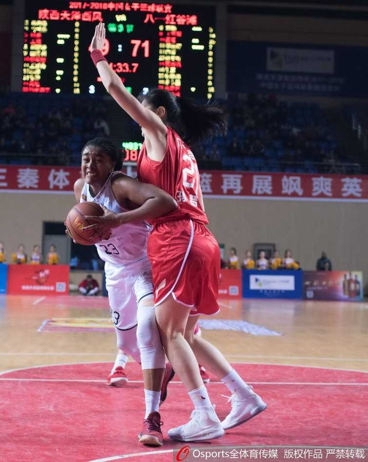 陕西队外援摩根-塔克在重重防守下强行突破上篮，身体在空中舒展，奋力为球队缩小分差