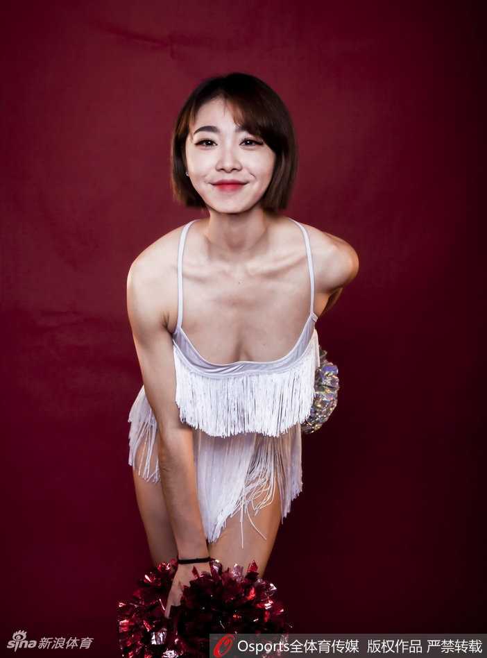 写真中一位队员身穿中国风金色短款旗袍，将东方韵味与青春活力完美融合，眼神中透出自信与灵动