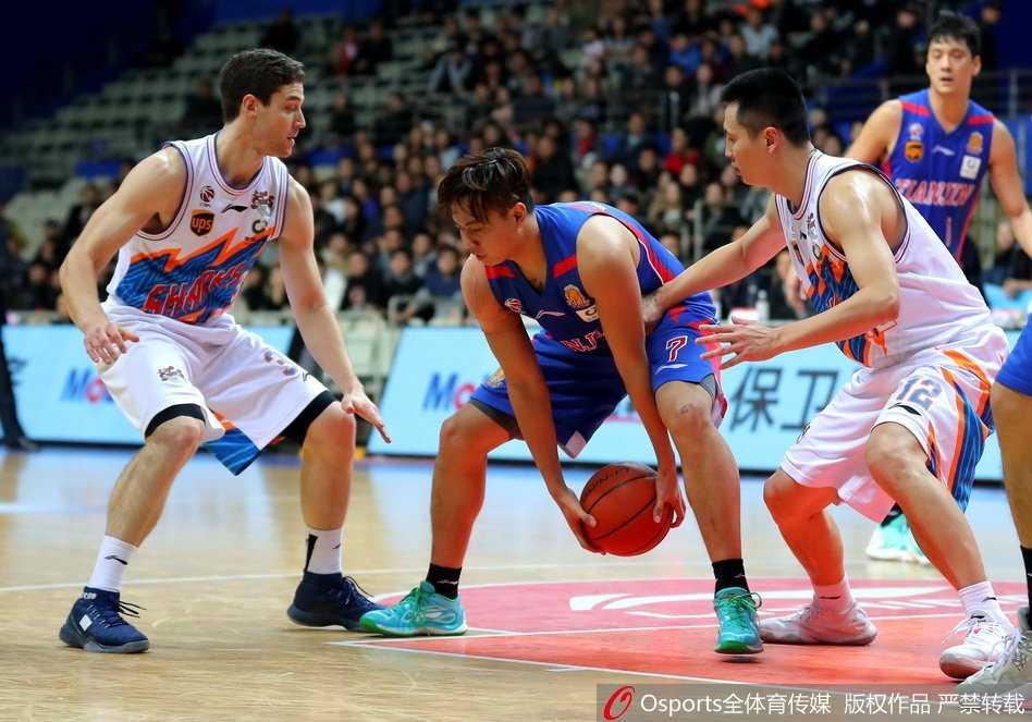 天津队外援杰特在罗汉琛的贴身紧逼下艰难运球，尽管他拼尽全力砍下32分，但独木难支，无法阻挡球队失利的结局。