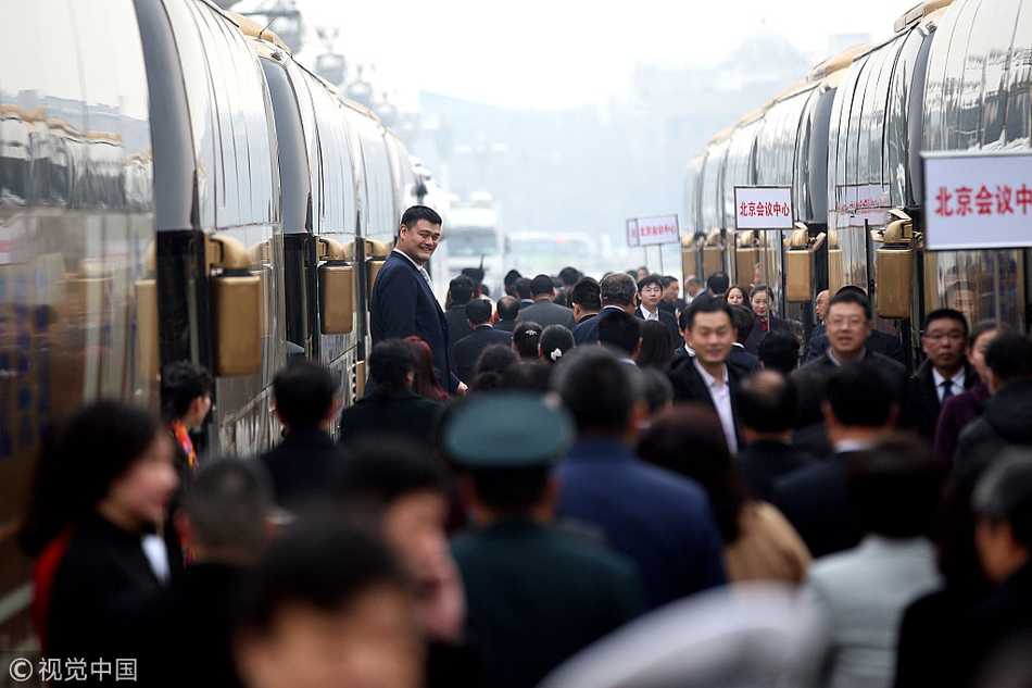 “小巨人”的大智慧:姚明在两会上的篮球改革与体育强国梦 通过安检后,姚明在人民大会堂的大厅内回身望向门外,神情轻松,似乎在对那些刚刚围堵他的记者们微笑致意,灯光在他的西装上投下柔和的轮廓。