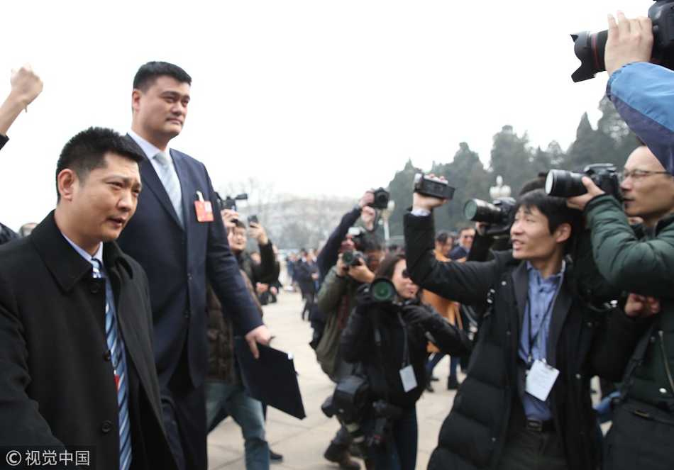 “小巨人”的大智慧:姚明在两会上的篮球改革与体育强国梦 在人群簇拥下,姚明终于迈上了人民大会堂的最后一级台阶,他正准备快步走向安检口,身后的记者们依然不甘心地高举相机,捕捉这难得的历史瞬间。