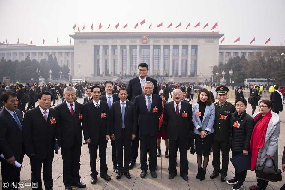 “小巨人”的大智慧:姚明在两会上的篮球改革与体育强国梦 姚明在会场的走廊上与另一位委员并肩行走,他侧耳倾听对方讲话,虽然周围人潮涌动,但人们都自觉地为这个高大的身影留出一点空间,画面充满了动态的和谐感。